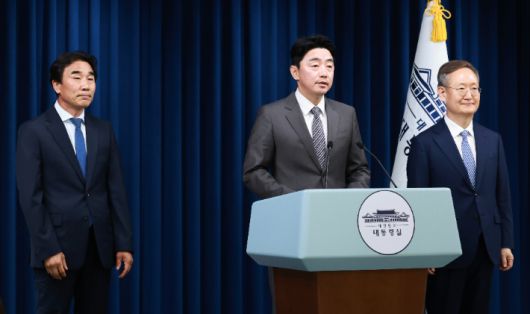 강훈식 대통령비서실장(가운데)이 29일 서울 용산 대통령실 청사에서 이재명 대통령의 수석비서관 추가 인선을 발표하고 있다. 왼쪽부터 전성환 경청통합수석비서관, 강 비서실장, 봉욱 민정수석비서관. 연합뉴스