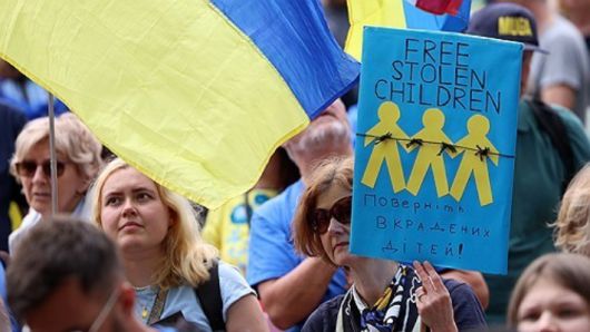러시아에 납치된 우크라이나 아동 송환을 요구하는 시위대. 연합뉴스