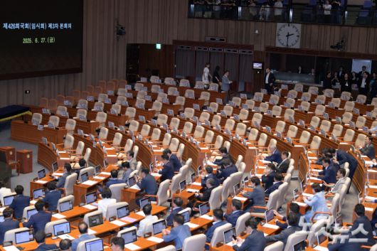 지난 27일 서울 여의도 국회에서 열린 제426회국회(임시회) 제3차 본회의에서 국민의힘 의원들이 민주당 주도의 상임위원장 선출에 반대하며 퇴장해 빈자리가 보이고 있다. 윤창원 기자