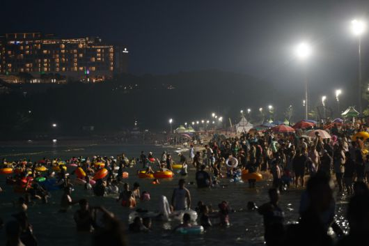 속초해수욕장 야간 개장. 속초시 제공