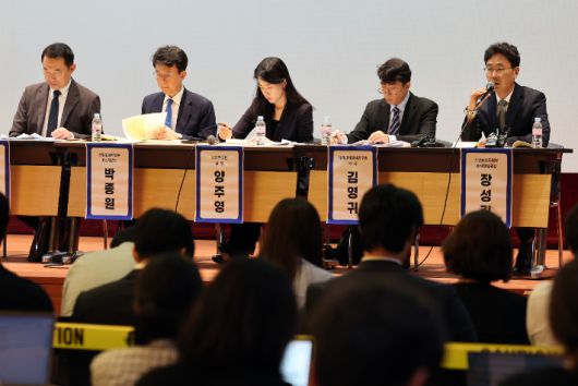 30일 서울 중구 포스트타워에서 열린 한미 관세조치 협의 관련 공청회에서 장성길 산업통상자원부 통상정책국장이 방청인들의 질의에 답하고 있다. 연합뉴스