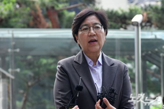 정은경 보건복지부 장관 후보자가 30일 오전 서울 중구 T타워에 마련된 인사청문회 준비 사무실로 출근하고 있다. 류영주 기자