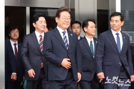 이재명 대통령이 26일 오전 서울 여의도 국회에서 2025년도 제2회 추가경정예산안에 대한 정부의 시정연설을 마치고 국회를 나서고 있다. 윤창원 기자