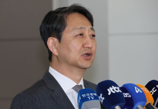 안덕근 산업통상자원부 장관이 지난 4월 24일(현지시간) 미국 워싱턴DC에서 열리는 '한미 2+2 통상협의'에 참석하기 위해 23일 인천국제공항을 통해 출국하기에 앞서 인터뷰를 하고 있다. 연합뉴스