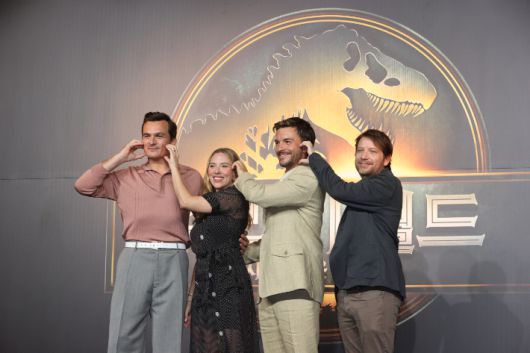 1일 서울 종로구 포시즌스호텔에서 열린 영화 '쥬라기 월드: 새로운 시작' 내한 기자간담회에서 감독과 배우들이 포즈를 취하고 있다. 왼쪽부터 루퍼트 프렌드, 스칼릿 조핸슨, 조너선 베일리, 개러스 에드워즈 감독. 연합뉴스