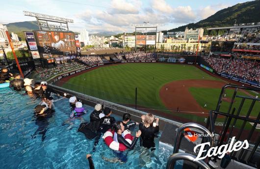 올 시즌 최다 매진 행진을 달리고 있는 한화의 홈 경기 모습. 1일에는 구장 내에 설치된 수영장 인피니티 풀도 시범 운영돼 팬들이 시원하게 관전하는 모습. 한화 이글스
