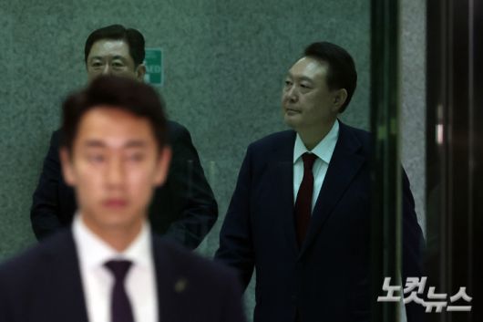 윤석열 전 대통령이 29일 새벽 서울 서초구 서울고등검찰청 청사에 마련된 내란특검 사무실에서 피의자 신분으로 조사를 마친 뒤 귀가하고 있다. 황진환 기자