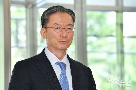 정성호 법무부 장관 후보자가 1일 오전 서울 종로구 적선동에 마련된 인사청문회 준비사무실로 출근하며 취재진의 질문에 답변하고 있다. 류영주 기자