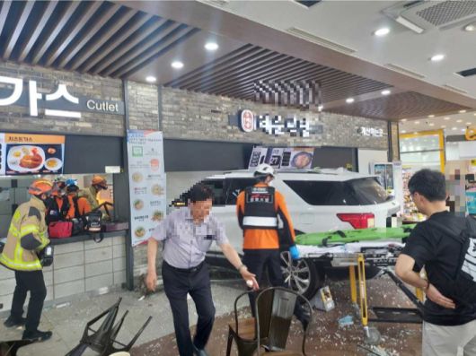 2일 오전 대관령휴게소 식당 안으로 돌진한 차량. 강원소방본부 제공