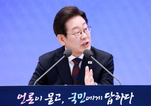 이재명 대통령이 3일 청와대 영빈관에서 열린 '대통령의 30일, 언론이 묻고 국민에게 답하다' 기자회견에서 취재진의 질문에 답하고 있다. 연합뉴스