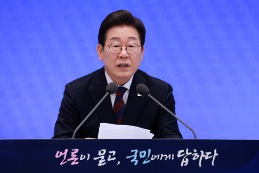 이재명 대통령이 3일 청와대 영빈관에서 열린 '대통령의 30일, 언론이 묻고 국민에게 답하다' 기자회견에서 발언하고 있다. 연합뉴스