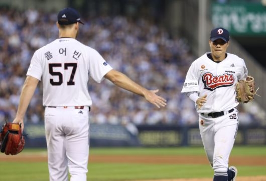 박준순이 5회초 다이빙 캐치 호수비로 실점을 막아내자 선발 콜 어빈이 격려하는 모습. 두산
