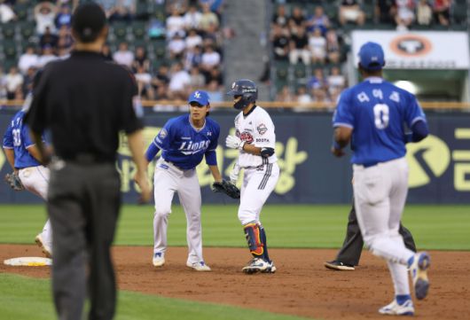 박준순이 4회 결승타를 때린 뒤 2루까지 달리다 아웃되는 모습. 두산
