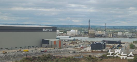 영국 북잉글랜드 미들즈브러(Middlesbrough)의 티스웍스(Teesworks) 산업단지 내 세워진 세아윈드의 모노파일 공장 모습. 주영민 기자