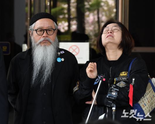 서울 서초구 대법원 입구에서 이 중사의 아버지 이주완 씨와 어머니 박순정 씨가 입장을 밝히고 있다. 황진환 기자