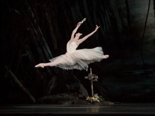 영국 로열 발레 수석 무용수 나탈리아 오시포바가 '지젤'을 연기하는 모습. LG아트센터 제공