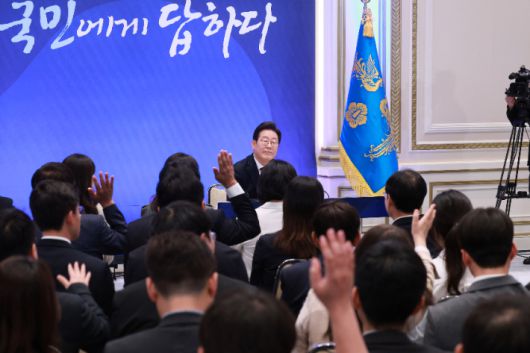 이재명 대통령이 3일 청와대 영빈관에서 열린 '대통령의 30일, 언론이 묻고 국민에게 답하다' 기자회견에서 취재진 질문을 받고 있다. 연합뉴스