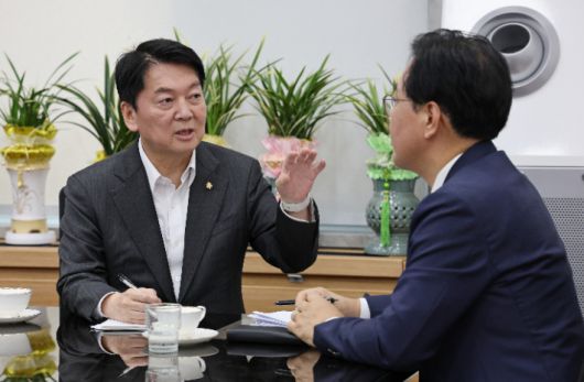 국민의힘 송언석 비상대책위원장 겸 원내대표(오른쪽)와 국민의힘 혁신위원장으로 내정된 안철수 의원이 2일 오후 국회 본청 원내 대표실에서 만나 대화하고 있다. 연합뉴스