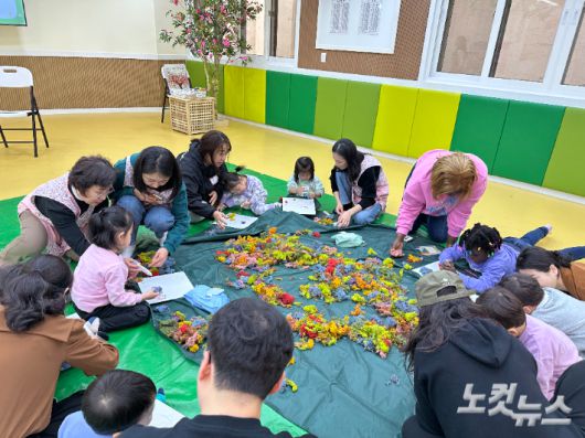 지난 3월 공기청정식물인 모스이끼로 놀이를 한 후 액자를 만들고 있는 부모와 아이들. 성동교회 제공
