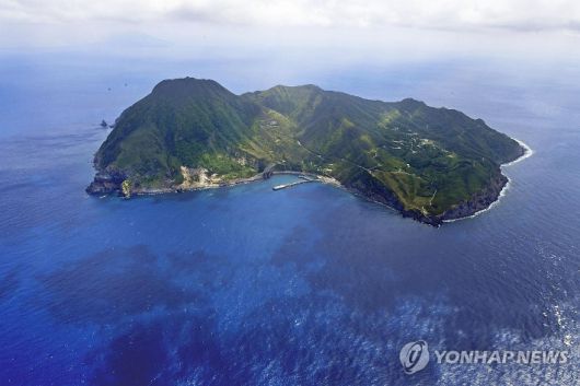 (도쿄 교도=연합뉴스) 일본 규슈 가고시마현 도카라 열도에서 지난달 하순 이후 발생한 소규모 지진이 3일 1천 회를 넘었다고 일본 언론이 보도했다. 사진은 도카라 열도의 섬인 아쿠세키지마(惡石島). 2025.7.3 photo@yna.co.kr 연합뉴스