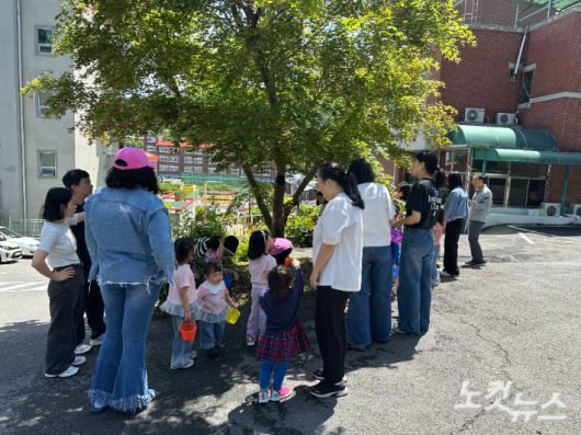 생태놀이터에 참가한 부모와 아이들이 함께 꽃잎을 따며 자연을 체험하고 있다. 성동교회 제공