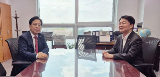 회동하는 송언석 비대위원장 겸 원내대표와 안철수 의원     (서울=연합뉴스) 조다운 기자 = 국민의힘 송언석 비상대책위원장 겸 원내대표(왼쪽)와 혁신위원장으로 내정된 안철수 의원이 3일 서울 여의도 국회 의원회관에서 회동하고 있다. 2025.7.3     photo@yna.co.kr (끝)   <저작권자(c) 연합뉴스, 무단 전재-재배포, AI 학습 및 활용 금지> 연합뉴스