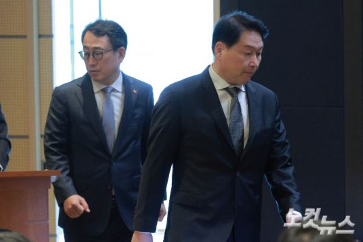 최태원 SK그룹 회장과 유영상 SK텔레콤 대표이사. 류영주 기자