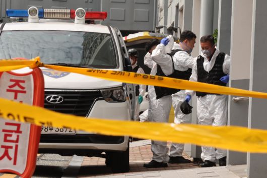 어린이 2명이 숨진 부산 기장군의 한 아파트 6층 화재 현장에서 3일 오전 합동 감식에 나선 경찰 과학수사 요원들이 화재 현장으로 들어가고 있다. 연합뉴스