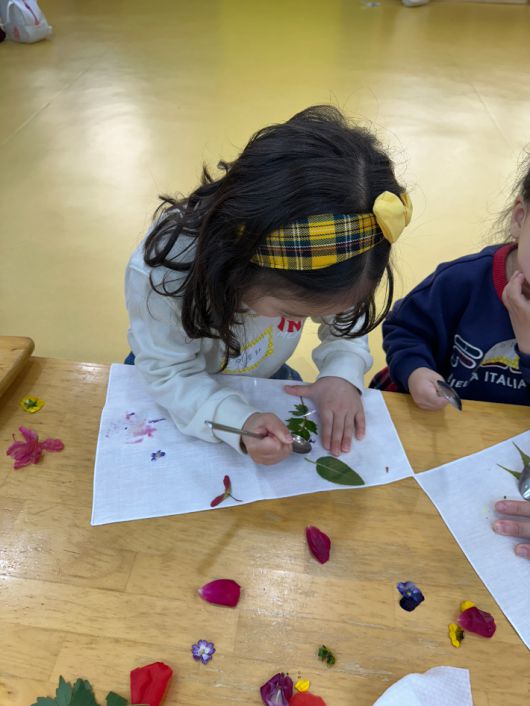지난 5월 꽃잎으로 염색천 놀이를  하고 있는 아이들. 성동교회 제공