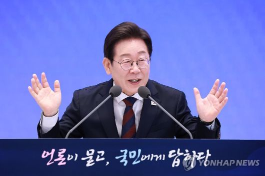 (서울=연합뉴스) 홍해인 기자 = 이재명 대통령이 3일 청와대 영빈관에서 열린 '대통령의 30일, 언론이 묻고 국민에게 답하다' 기자회견에서 발언하고 있다. 2025.7.3 hihong@yna.co.kr 연합뉴스