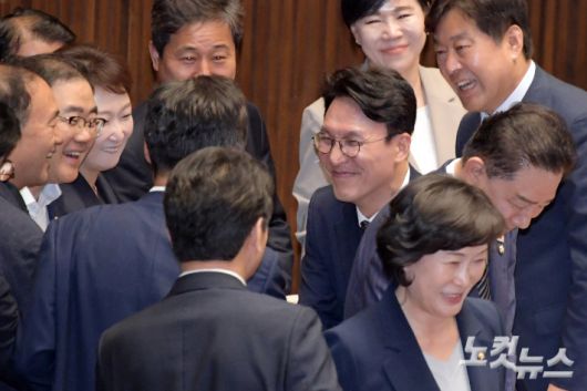 김민석 국무총리 후보자가 3일 서울 여의도 국회에서 열린 제426회국회(임시회) 제4차 본회의에서 임명동의안 통과 후 의원들로부터 축하를 받고 있다. 윤창원 기자