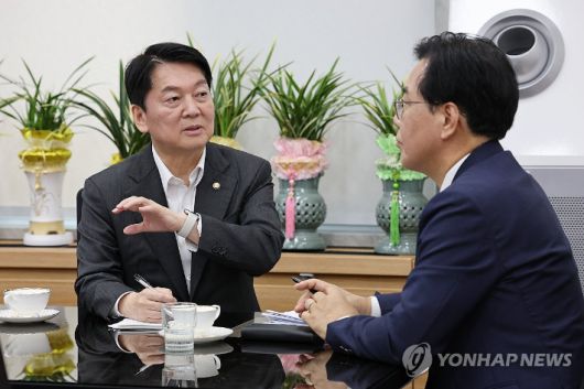 (서울=연합뉴스) 박동주 기자 = 국민의힘 송언석 비상대책위원장 겸 원내대표(오른쪽)와 국민의힘 혁신위원장으로 내정된 안철수 의원이 2일 오후 국회 본청 원내 대표실에서 만나 대화하고 있다. 2025.7.2 [공동취재] pdj6635@yna.co.kr 연합뉴스