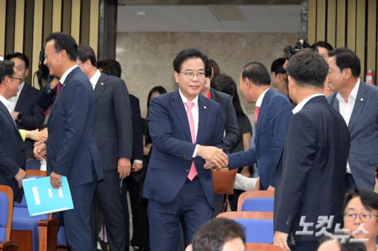 국민의힘 송언석 비상대책위원장 겸 원내대표가 4일 서울 여의도 국회에서 열린 당 긴급의원총회에 참석하며 의원들과 인사를 하고 있다. 윤창원 기자