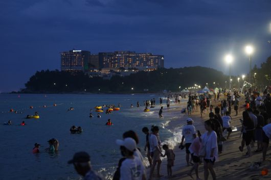 동해안 지역에 밤에도 기온이 식지 않는 열대야가 이어지면서 백사장을 찾아 더위를 식히고 있는 시민과 관광객들. 속초시 제공
