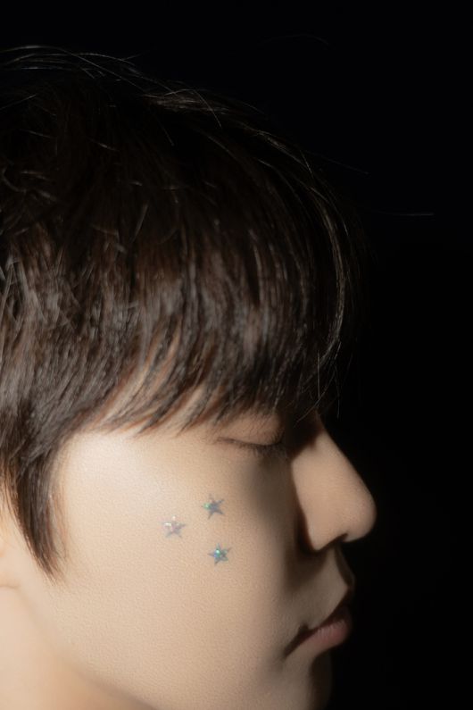 도영은 수록곡마다 테마를 잡고 사진을 촬영했다. NCT 공식 트위터