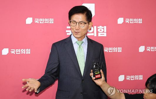 (서울=연합뉴스) 김주형 기자 = 국민의힘 김문수 전 대선 후보가 4일 국회를 방문, 송언석 비상대책위원장 겸 원내대표와 만난 뒤 나와 취재진의 질문에 답변하고 있다. 2025.7.4 kjhpress@yna.co.kr 연합뉴스