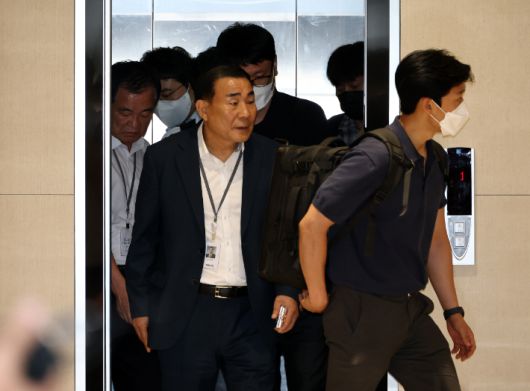 삼부토건 압수수색 중 이동하는 특검팀. 연합뉴스