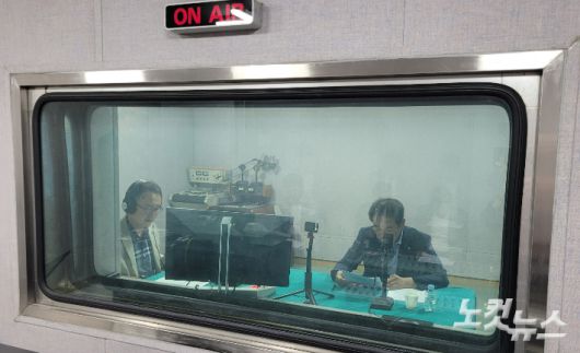 오른쪽부터 송기섭 진천군수, 김종현 앵커. 충북CBS