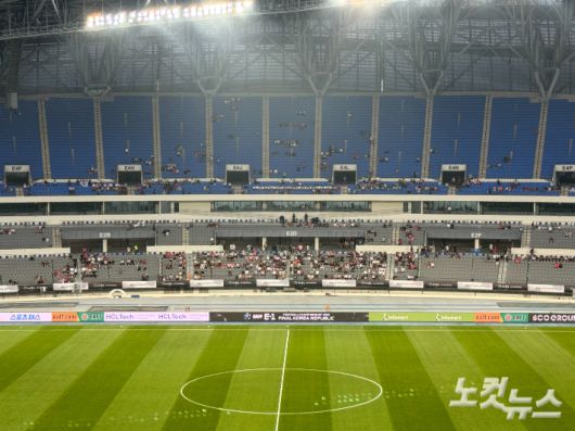 경기 10분 전 기자석에서 바라본 관중석. 김조휘 기자