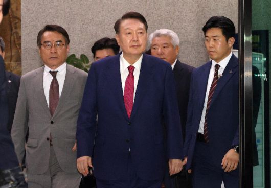 윤석열 전 대통령이 5일 서울 서초구 서울고검 청사에 마련된 내란특검에서 2차 소환 조사를 마친 뒤 귀가하고 있다. 박종민 기자