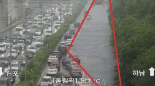 8일 오후 서울에 갑자기 폭우가 내리면서 도로 등 곳곳이 침수됐다. 오후 6시 50분께는 서부권을 중심으로 호우특보도 발효됐다. 사진은 이날 폭우로 침수된 목동 IC 인근 도로. 연합뉴스