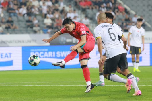 슈팅하는 이동경. 연합뉴스