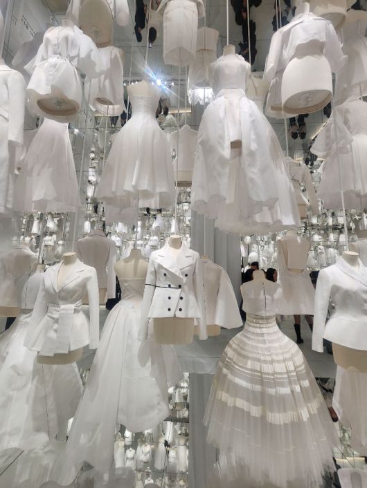 재단사들의 장인 정신을 예찬하는 화이트 컬러의 캔버스 공간과 몽테뉴가 30번지. 곽인숙 기자