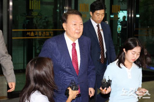 윤석열 전 대통령이 5일 서울 서초구 서울고검 청사에 마련된 내란특검에서 2차 소환 조사를 마친 뒤 귀가하고 있다. 박종민 기자