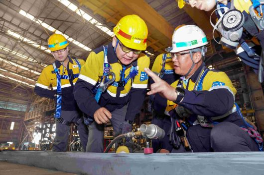 노진율 HD현대중공업 사장이 지난 8일 HD현대삼호 사업장에서 안전과  관련해 지시를 하고 있다. HD현대중공업 제공