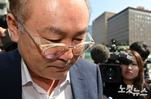 정창래 삼부토건 전 대표가 9일 오전 서울 종로구 KT광화문웨스트 빌딩에 마련된 김건희 특검팀 사무실에 피의자 신분으로 출석하고 있다. 류영주 기자