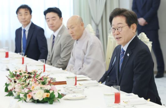 이재명 대통령이 9일 용산 대통령실에서 종교지도자들과 오찬에 앞서 인사말을 하고 있다. 연합뉴스