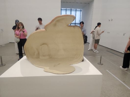 전시장에서 가장 먼저 만나는 작품은 '마스크 II'(2002년작)다. 실제 인간 얼굴의 4배 크기인 이 작품은 수염 자국까지 정교하게 재현해 살아 있는 듯 하지만 뒷면에서 보면 텅 비어있다. 곽인숙 기자