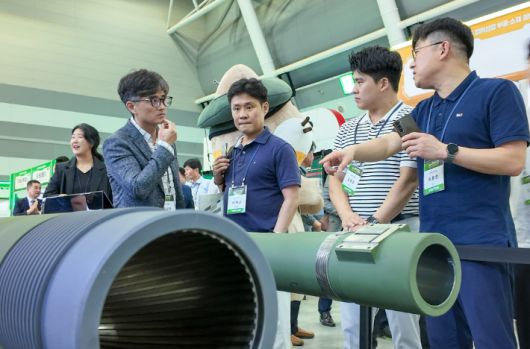 창원컨벤션센터에서 지난 9일 개막한 '2025 방위산업 부품·소재 장비대전'에서 참관객들이 현대위아의 전시장을 둘러보는 모습. 현대위아 제공