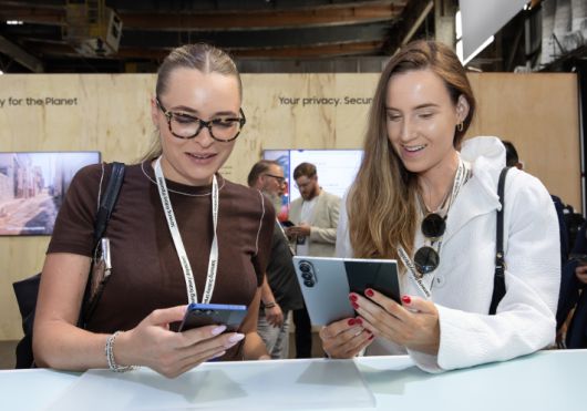 9일(현지시간) 미국 뉴욕 브루클린 듀갈 그린하우스에서 열린 하반기 '갤럭시 언팩 2025'에서 관람객들이 신제품을 체험하고 있다. 삼성전자 제공